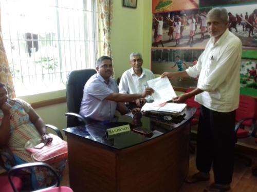 9-Chairman of Curtorim BMC presenting a copy of PBR to the newly elected Sarpanch of VP Curtorim